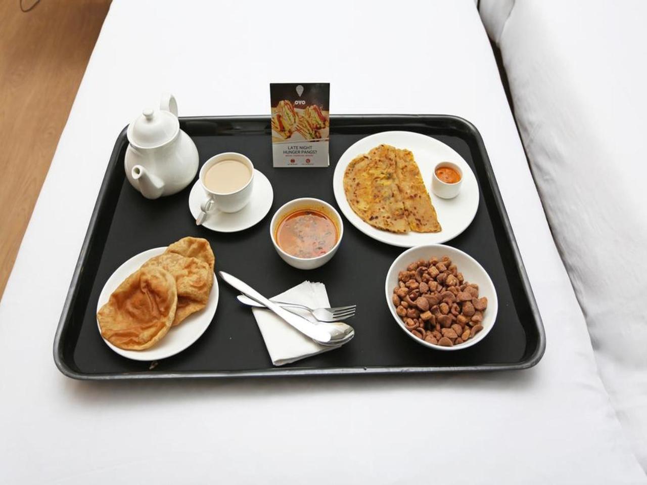 Oyo 16995 Sr Blessings Hotell Chinhat Exteriör bild