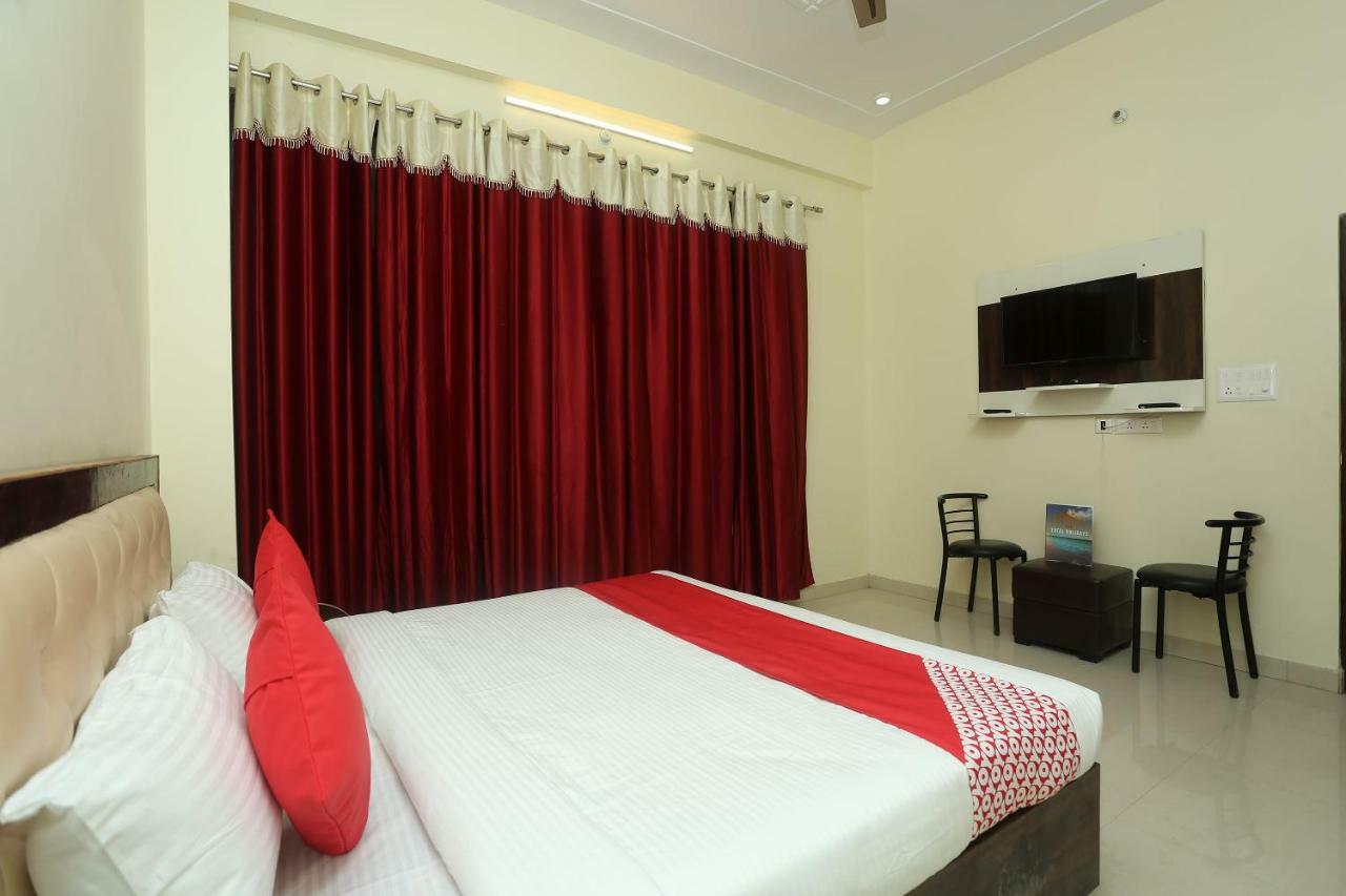 Oyo 16995 Sr Blessings Hotell Chinhat Exteriör bild